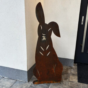 Duży zając ze stali corten 2mm – rdzawa ozdoba ogrodowa XXL (130x50 cm)